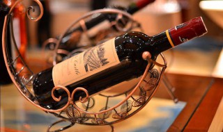 通常葡萄酒瓶身上标注的年份指的是