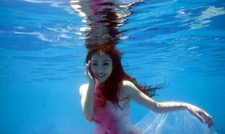 为什么有些人水里不能睁开眼睛（为什么有些人眼睛可以在水里睁开）