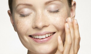 怎么减少脸上的斑（怎么减少脸上的斑块）