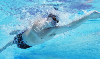 为什么有的人的眼睛能在水里睁开 为什么有的人眼睛可以在水里睁开