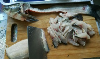 草鱼取鱼刺的简单方法（草鱼怎么去鱼刺）