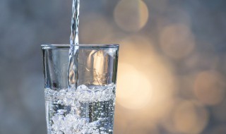 喝热水的好处（喝热水的好处和坏处）