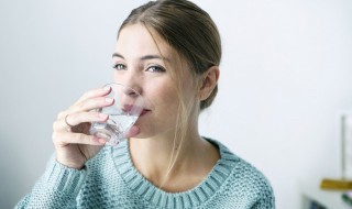 喝苏打水的好处（苏打水对身体有什么好处）