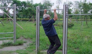 吊单杠有什么好处 腰椎间盘突出吊单杠的正确方法