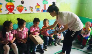 给幼儿园老师送什么教师礼物（给幼儿园老师送什么教师礼物合适）