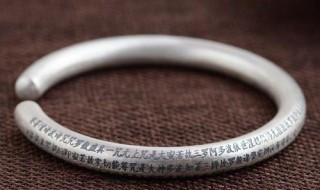 银手镯带手上手变黑怎么回事（银镯带手上发黑怎么回事）