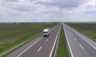 开车在高速公路犯困怎么办（开车在高速公路犯困怎么办视频）