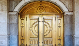 防盗门把手松动怎么调紧（防盗门把手松动怎么调紧一点）