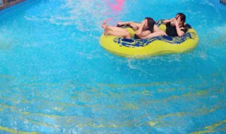 能穿短袖去水上乐园吗（去水上乐园玩可以穿长袖泳衣吗）