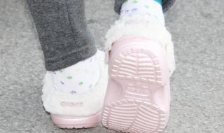 穿洞洞鞋穿袜子合适吗 洞洞鞋需要穿袜子吗