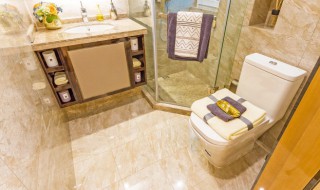 卫生间地板往外渗水是管子裂了吗（卫生间地漏下水管裂了怎么办）