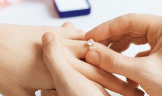 钻戒沾水会不会生锈（钻戒沾水会不会生锈?）