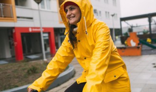 如何清洗雨衣（风雨衣怎么洗）