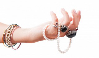 戒指戴在中指是什么意思 戒指戴在无名指是什么意思