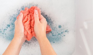 黑色笔芯弄衣服上怎么洗掉（衣服上的黑色笔芯怎么去除）