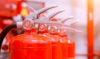 使用灭火器灭火的最佳位置是哪 使用灭火器灭火的最佳位置是哪一个