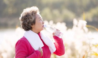 关于喝水的注意事项都有哪些 关于喝水的注意事项都有哪些英语