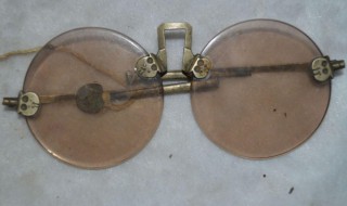 石头眼镜的鉴别真假鉴别方法