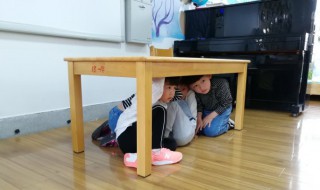 当地震发生时你在家里应如何避震（当地震发生时你在家里应如何避震英语）