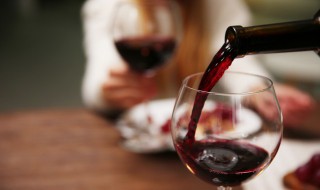 如何清洗红酒渍（清洗红酒渍的方法）