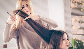 自己怎么剪头发（自己怎么剪头发后面是齐的）