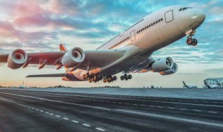 飞机在跑道上如何抬头（飞机在跑道上如何抬头看地面）