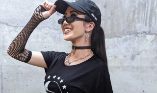 女生俏皮自我介绍（女生俏皮自我介绍简短初中生一句话）