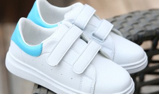 白鞋雨天粘泥水怎么处理（白鞋下雨天沾泥用什么能刷掉）