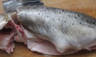 鲈鱼剁块后怎么做（鲈鱼切成块的做法）