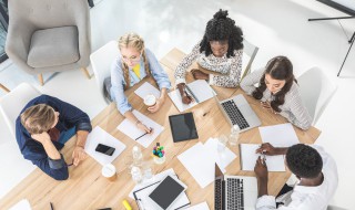 一群人一起拼励志句子（一群人一起拼励志句子图片）