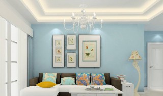 钟表挂在客厅什么位置好（楼房东户钟表挂在客厅什么位置好）