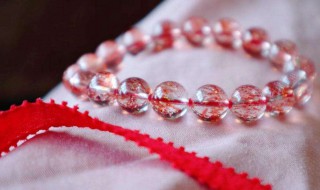 草莓晶佩戴哪只手（草莓晶手链佩戴哪只手）