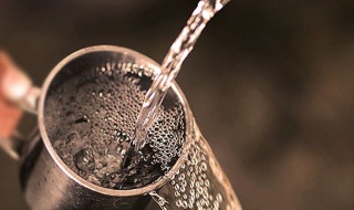 如何解酒醒酒的简单方法（如何解酒醒酒的简单方法是什么）