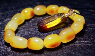 怎样鉴定蜜蜡 怎样鉴定蜜蜡的真假最简单的方法