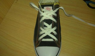 穿鞋带的漂亮方法步骤（穿鞋带的简单方法步骤）