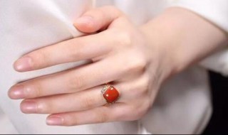 右手无名指戴戒指代表什么（右手中指戴戒指代表什么）