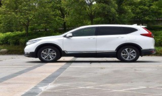 怎么处理洒在车上的香水（香水洒在车上怎么去除）