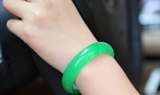 为什么玉镯不能戴左手（为什么玉镯不能和金一起戴）