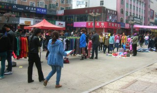 广场摆摊卖什么好（晚上广场摆摊卖什么好）