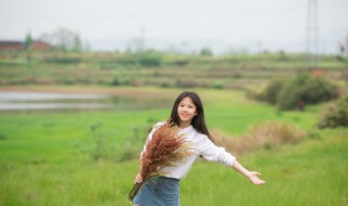 春游说说简单一句话（春游说说简单一句话?）