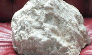 昆仑玉原石鉴别方法（昆仑玉原石的鉴别方法）