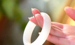 玉镯有锈怎么处理 玉镯有锈怎么处理最好