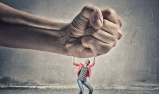 生活中面对挫折如何做（在生活中面对挫折时应该如何应对）