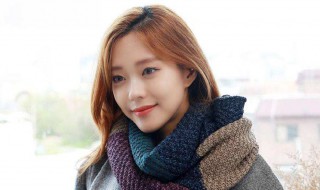 怎样系围巾简单又好看（怎样系围巾简单又好看图解视频）