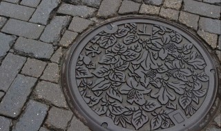 为什么井盖是圆形的 为什么井盖是圆形的?六年级?