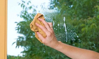 怎样擦玻璃又快又干净（怎样擦玻璃又快又干净小妙招视频）
