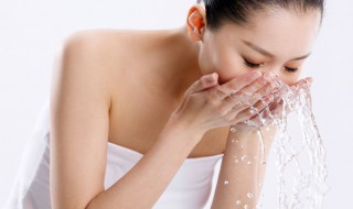 茶叶水洗脸的正确方法（茶叶洗脸的好处和坏处）