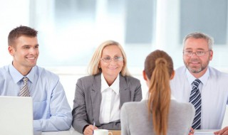 面试时面试官应如何做（面试时面试官应如何做准备工作）