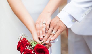 订婚穿什么（订婚穿什么颜色的衣服好 女性）