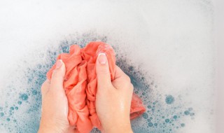 漂白剂把白衣服漂红了怎么办 漂白剂把白色衣服漂红了怎么办